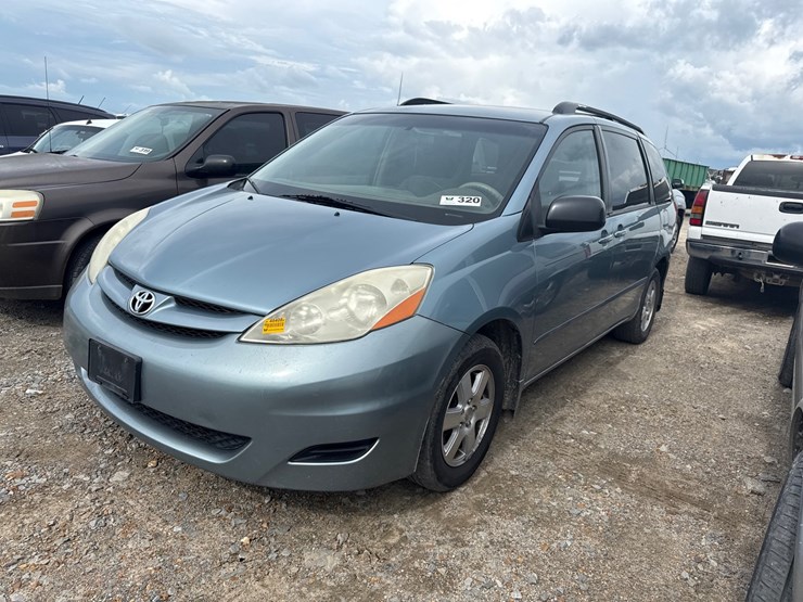 2009-toyota-sienna-image-1