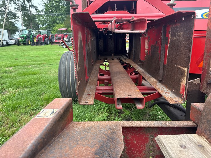 new-holland-575-image-8