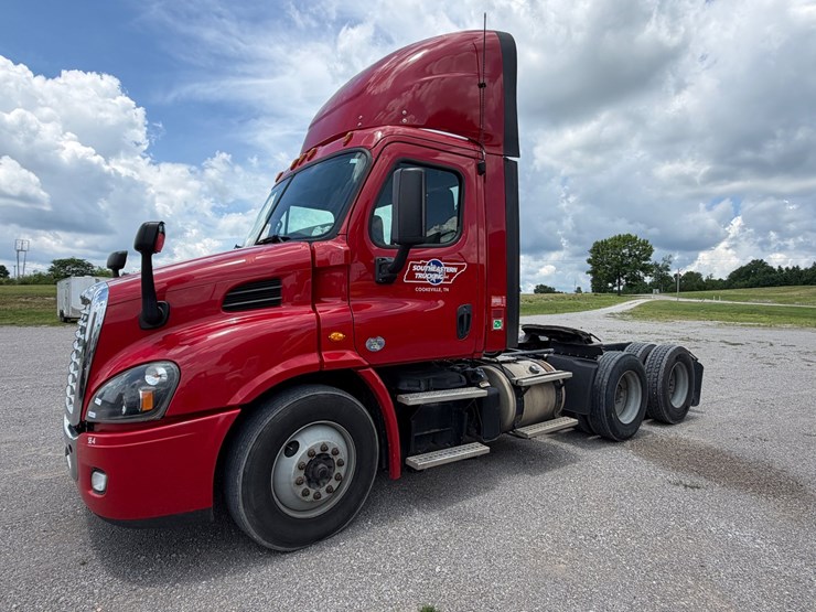 2016-freightliner-cascadia-113-image-1