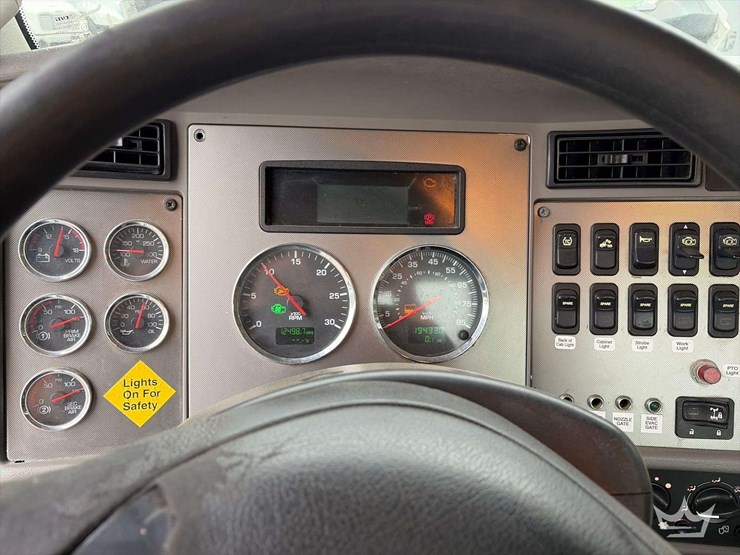 2014-kenworth-t370-image-13
