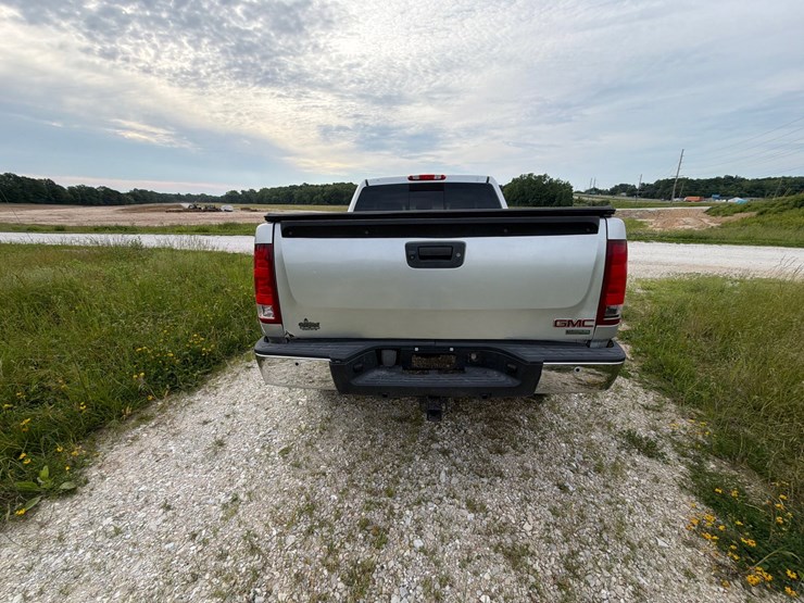 #24068-•-2011-gmc-sierra-pickup-truck-image-7