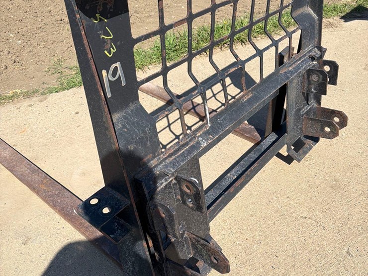 berlon-loader-mount-pallet-forks-image-6