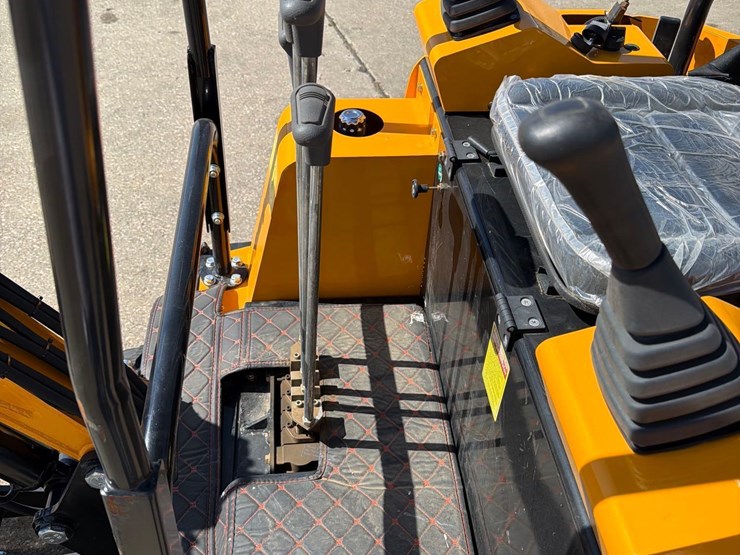 future-model-15-mini-excavator-image-14