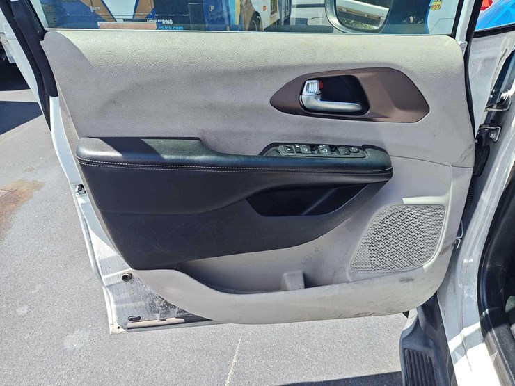 2022-chrysler-voyager-image-23