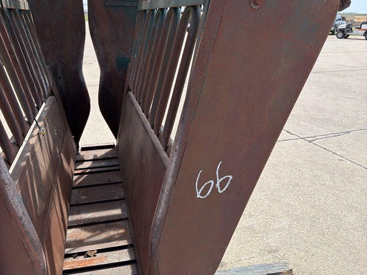 behlen-country-7ft-hydraulic-cattle-squeeze-chute-image-9