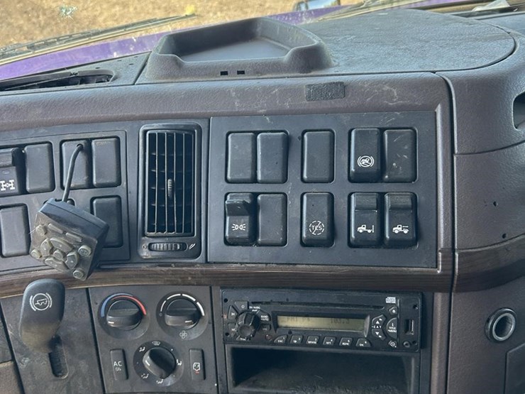 2015-volvo-vnl42t670-image-36