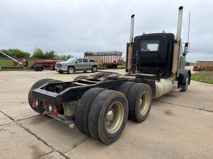 2000-peterbilt-379-image-4
