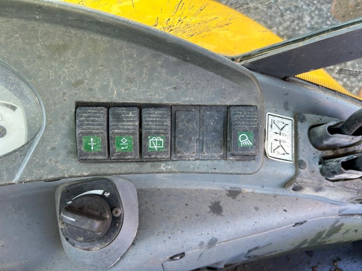 new-holland-lb95b-image-31
