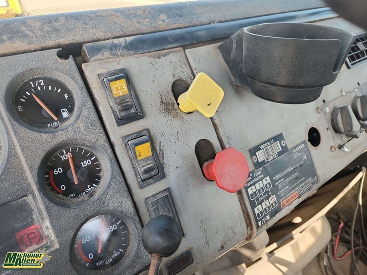 2000-freightliner-fl112-image-10