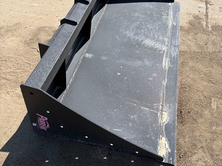 pabreak-heavy-duty-72”-skidloader-dirt-bucket-image-3