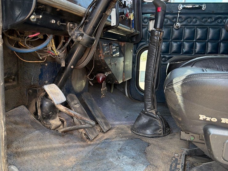 1981-peterbilt-359-image-40