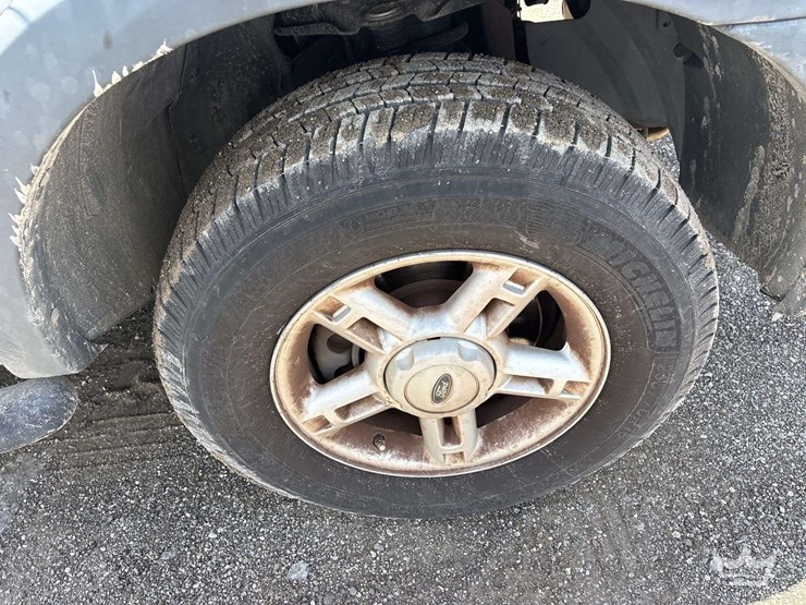2005-ford-explorer-image-25