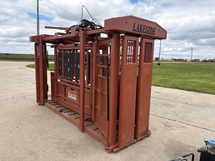 lakeside-11ft-hydraulic-squeeze-chute-image-2