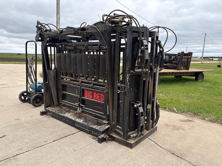 big-red-8-1/2ft-hydraulic-squeeze-chute-image-4