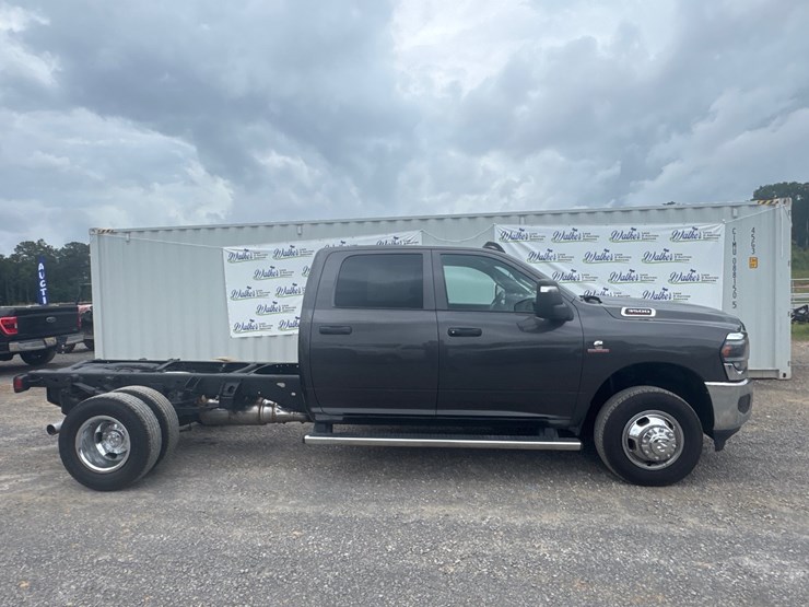 2023-dodge-3500-image-1