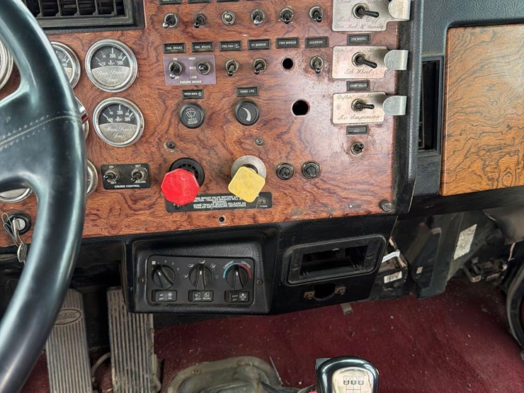 2000-peterbilt-379-image-38