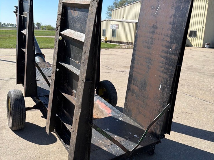 driver-over-hopper-with-unload-auger-image-12