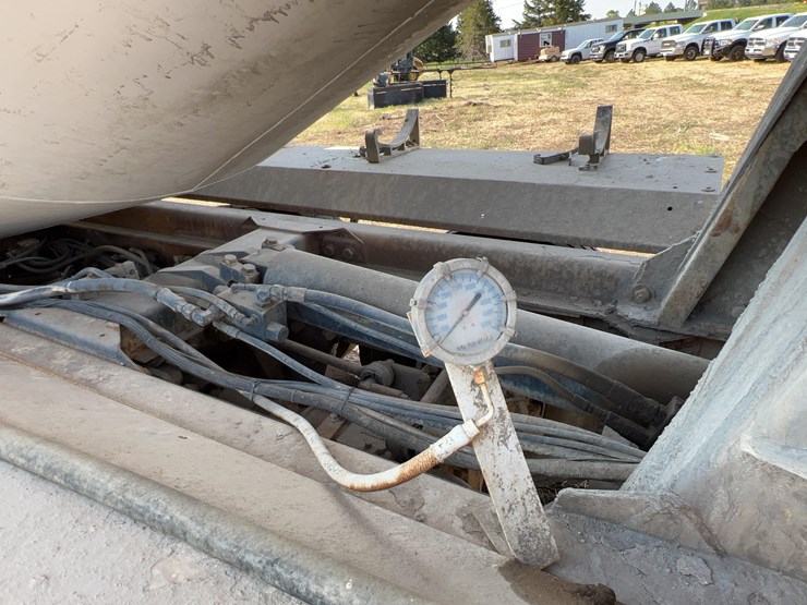 2001-mack-rd690s-image-12
