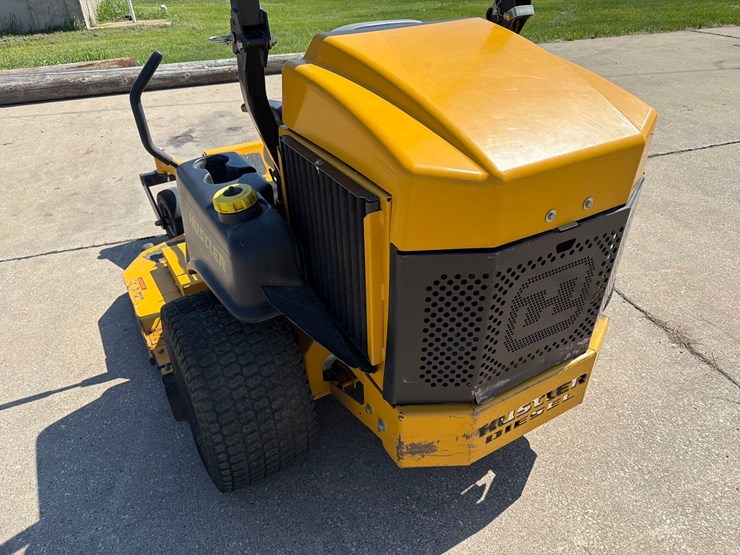 hustler-z-diesel-zero-turn-lawnmower-image-5
