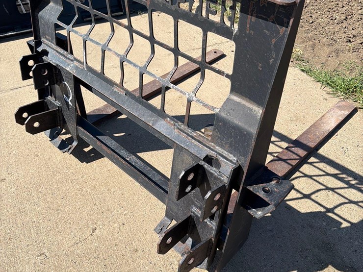 berlon-loader-mount-pallet-forks-image-8