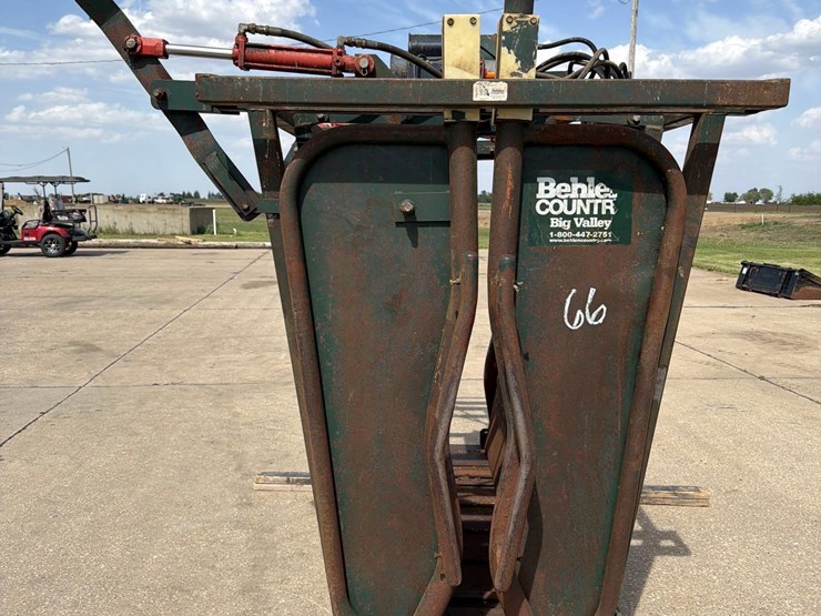 behlen-country-7ft-hydraulic-cattle-squeeze-chute-image-2