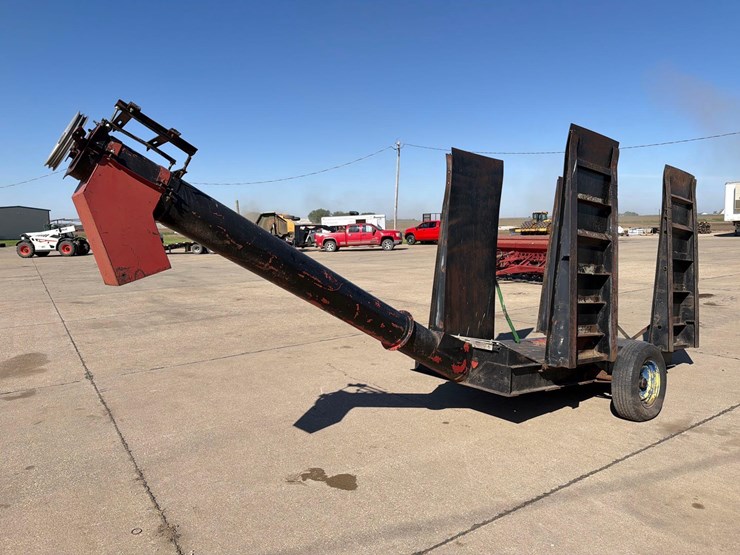 driver-over-hopper-with-unload-auger-image-4