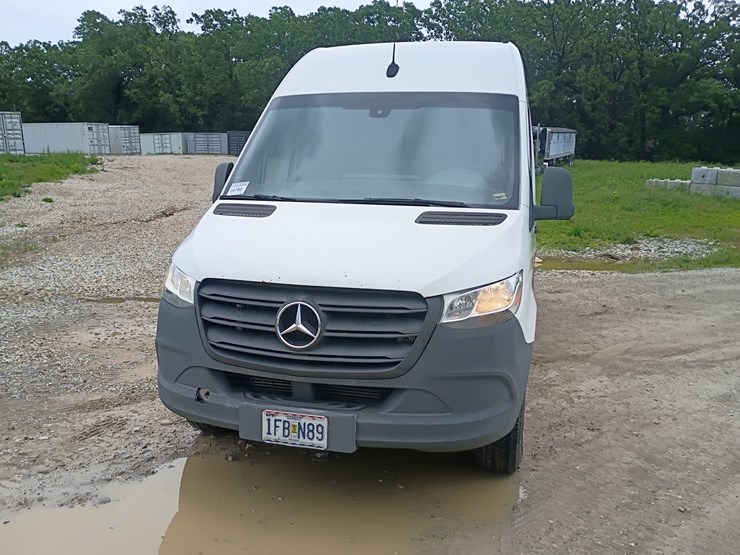 2019-mercedes-benz-sprinter-2500-image-15