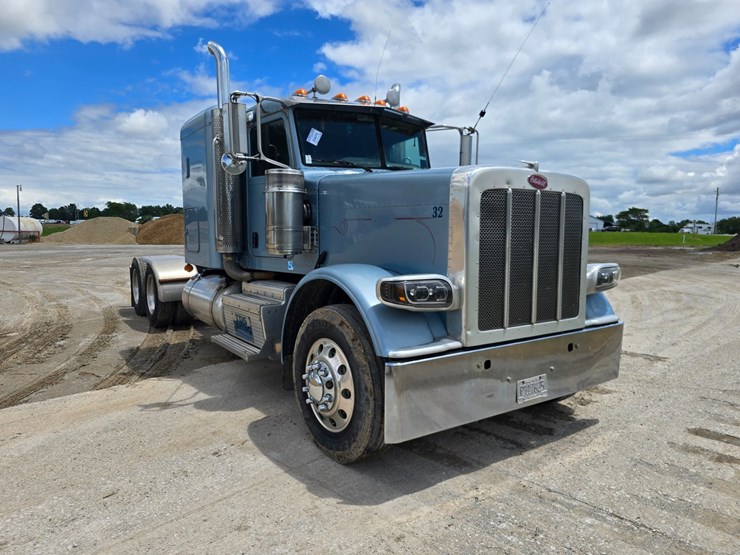 2013-peterbilt-388-image-32