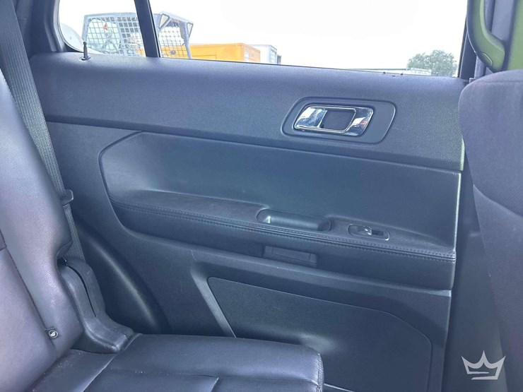 2017-ford-explorer-image-15