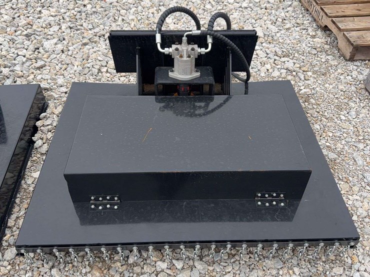 hydraulic-skid-steer-brush-cutter-attachment-image-1