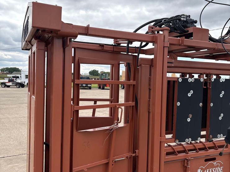 lakeside-11ft-hydraulic-squeeze-chute-image-15