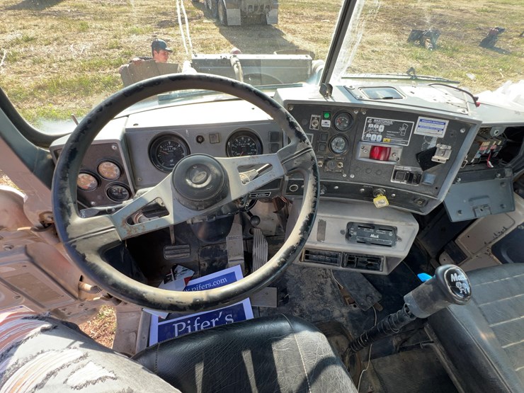 2001-mack-rd690s-image-32