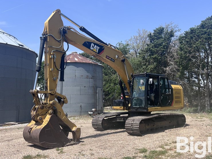 2013-caterpillar-320e-image-1