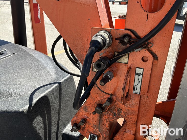 2013-jlg-t350-image-16