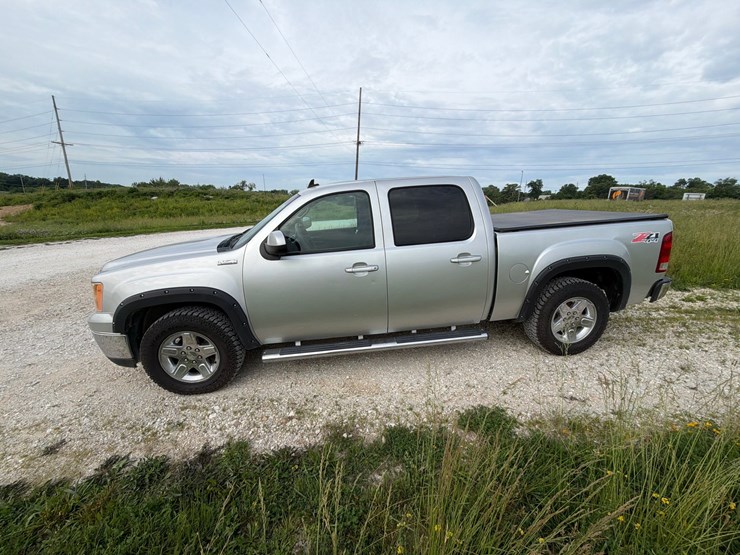 #24068-•-2011-gmc-sierra-pickup-truck-image-4