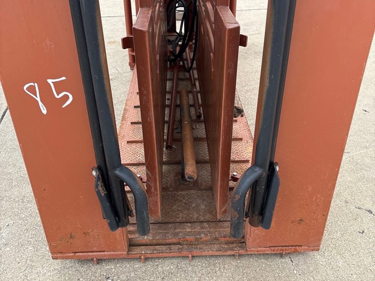 lakeside-11ft-hydraulic-squeeze-chute-image-6