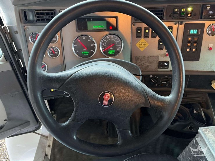 2014-kenworth-t370-image-13
