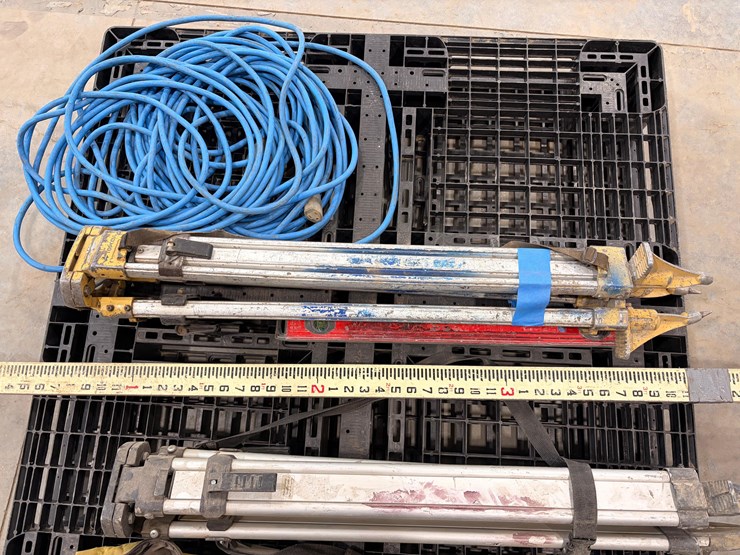 assortment-of-laser-level-stands-image-2