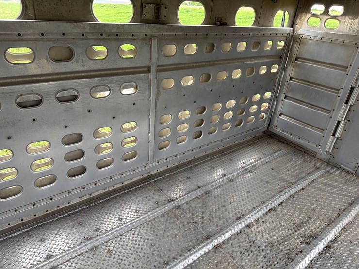 2001-wilson-livestock-trailer-image-57