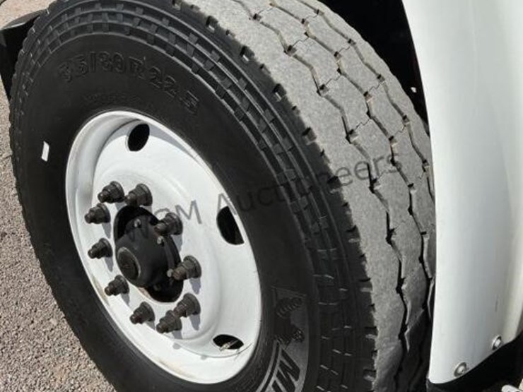 2012-freightliner-m2-106-image-9