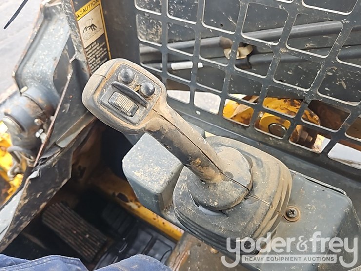 2018-deere-317g-image-25