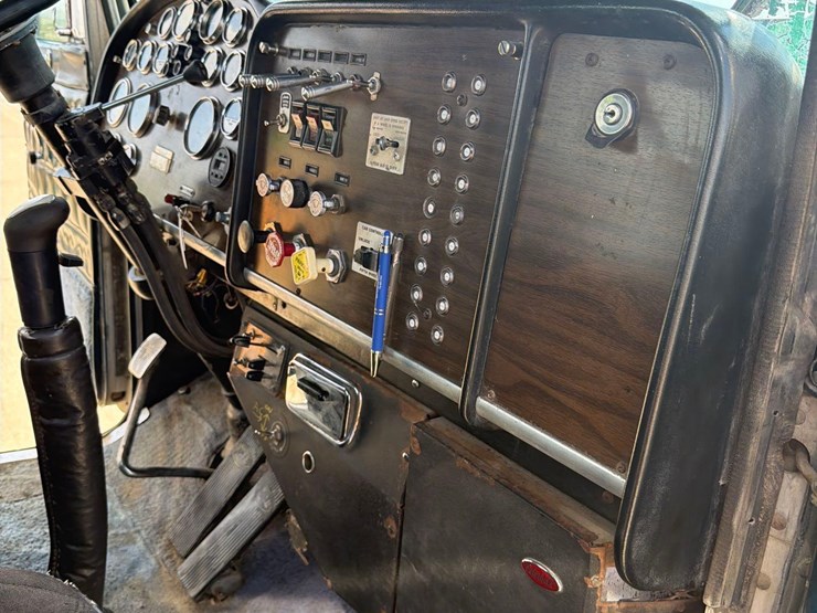 1981-peterbilt-359-image-51