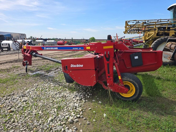 2012-new-holland-210-image-4