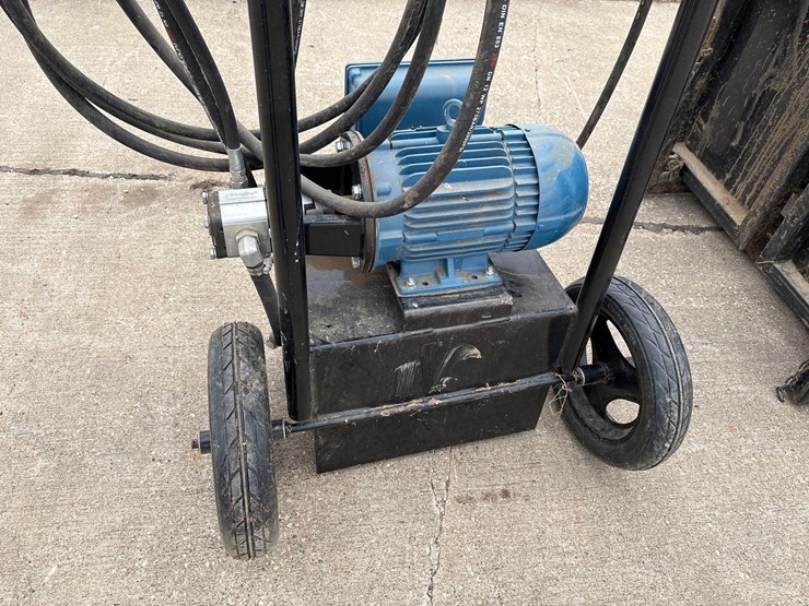 big-red-8-1/2ft-hydraulic-squeeze-chute-image-24