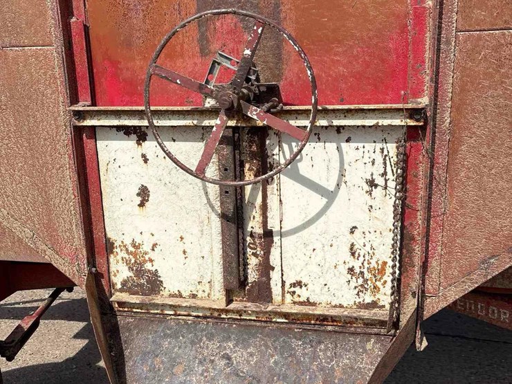 lundell-350-bushel-gravity-wagon-image-7