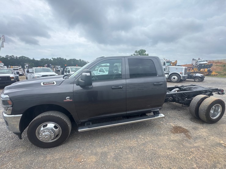 2023-dodge-3500-image-5