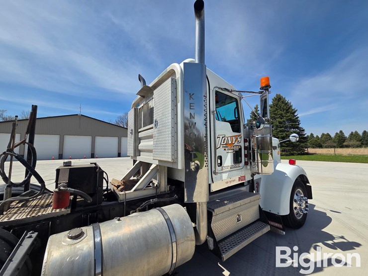 2007-kenworth-w900-image-18