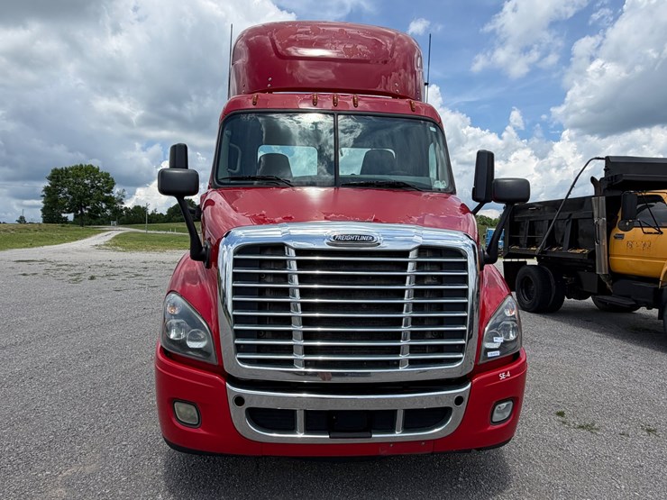 2016-freightliner-cascadia-113-image-15