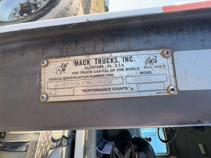2001-mack-rd690s-image-43