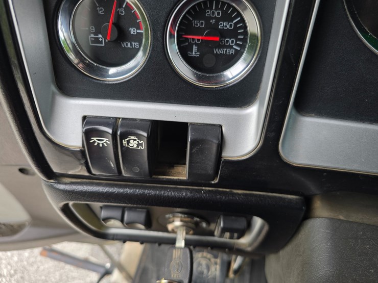 2015-kenworth-t800-image-76